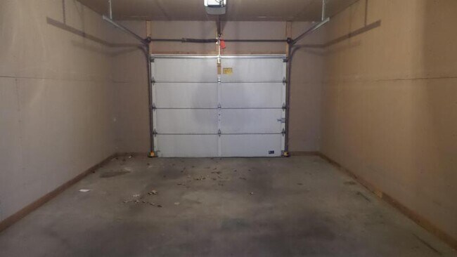 Building Photo - 651 Carol Ann Dr