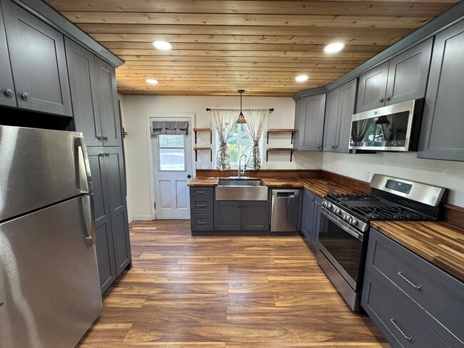 Building Photo - Charming Remodeled Cottage Home in Oak View