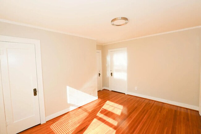 Building Photo - 723 N Monroe St