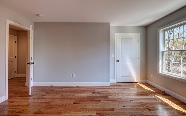 Building Photo - 326 Meadowside Rd