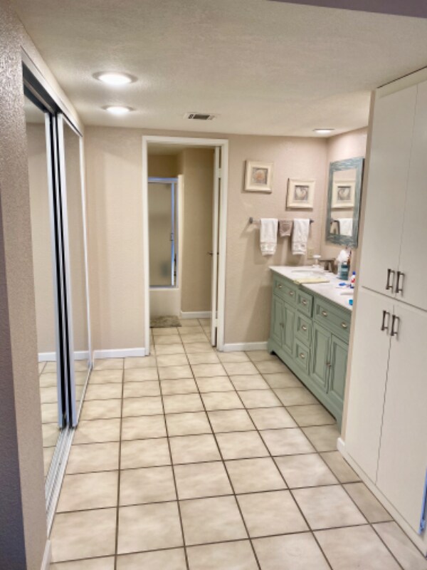 Building Photo - 4901 E Mesquite Ave