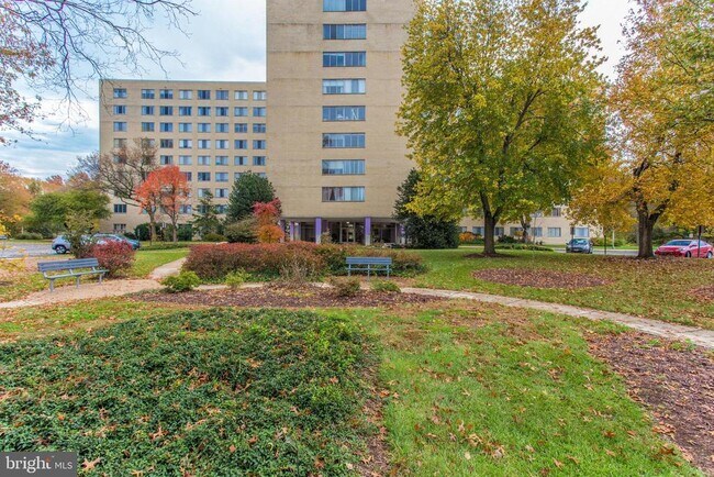 Building Photo - 6621 Wakefield Dr