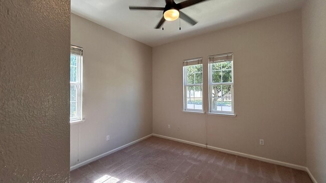 Building Photo - 1323 Cindy Dr