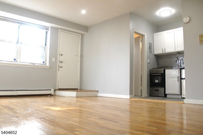 Building Photo - 819 Bloomfield Ave