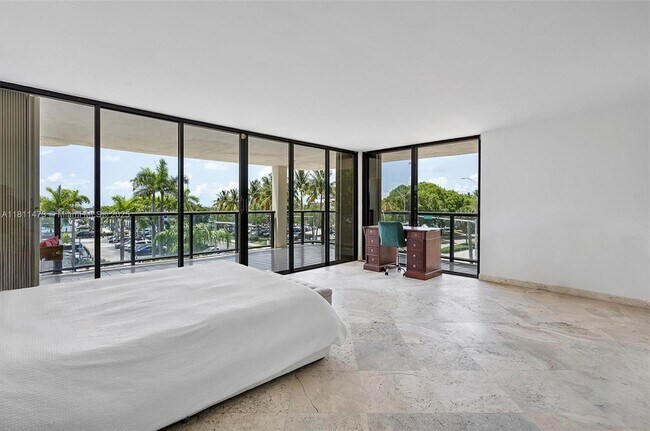 Building Photo - 2575 S Bayshore Dr