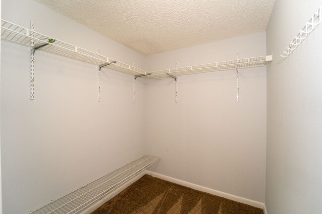Building Photo - 2/2 1st Floor Apartment