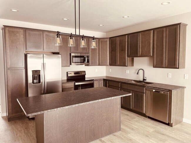 Building Photo - 3 Bd / 2.5 Bath