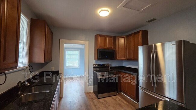 Building Photo - 1735 Brackland St