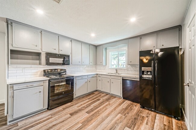 Building Photo - 2605 Leslie St