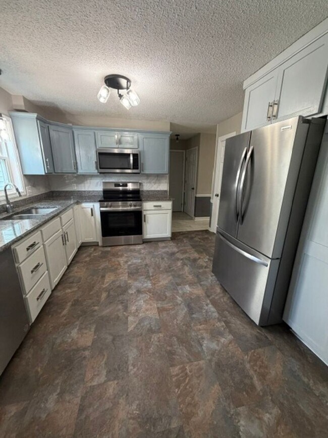 Building Photo - Central Davenport 4 Bedroom House