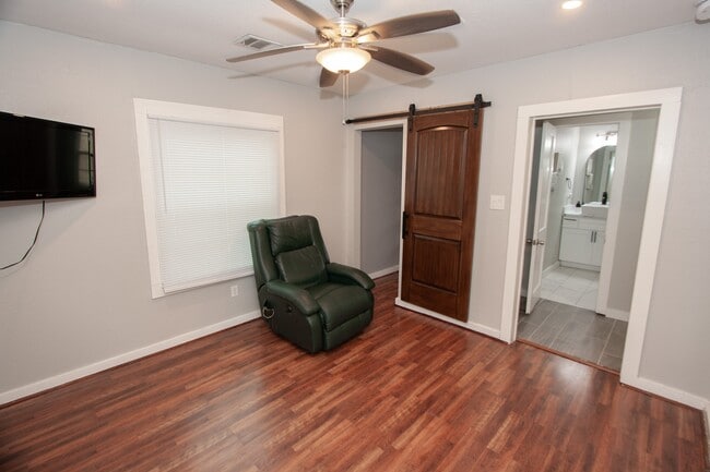 Building Photo - 2422 Lone Oak Rd