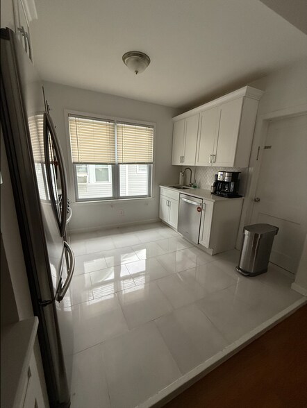 Kitchen - 100 Lincoln St