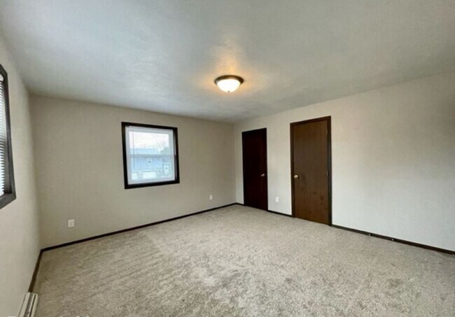 Building Photo - 1352 W Hiawatha Dr