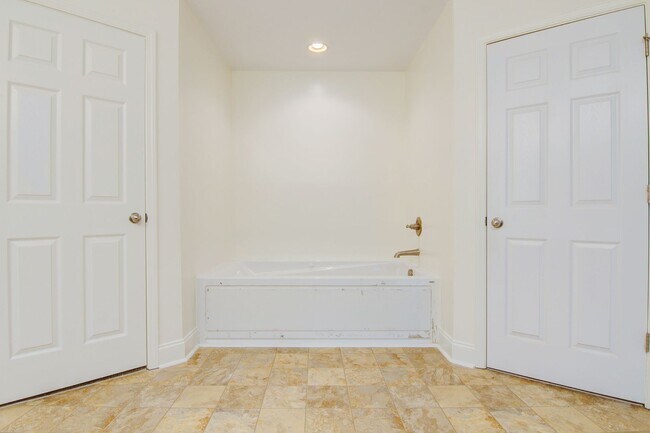 Building Photo - Charming 4 Bed, 3.5 Bath Modern Farmhouse on Expansive Land – Prime Location!