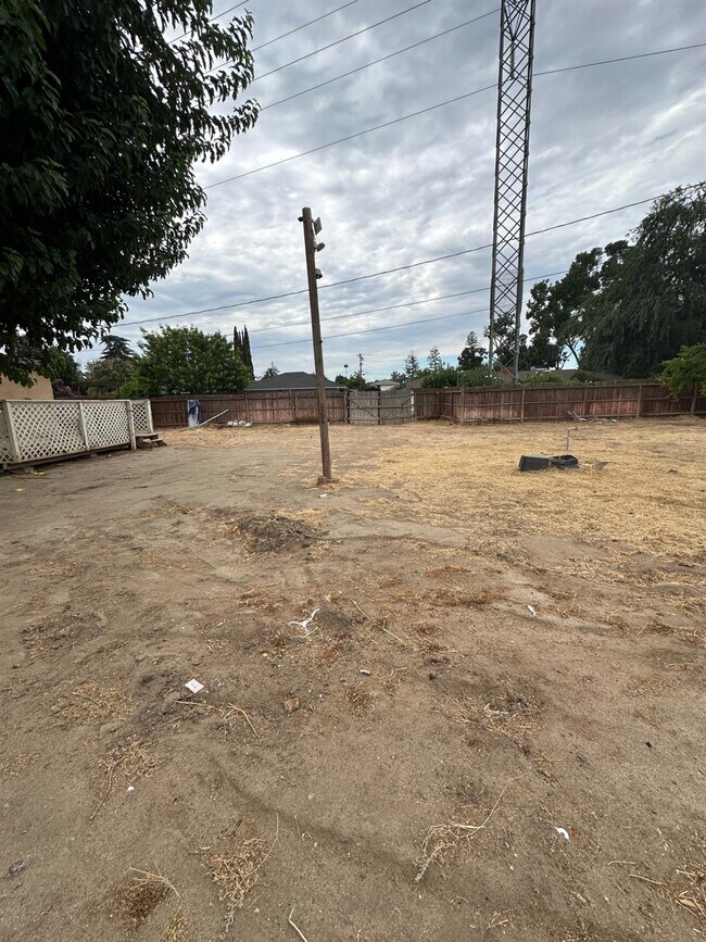 Building Photo - 707 N Villa Ave