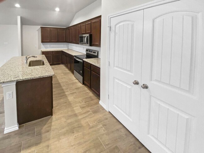 Building Photo - Stylish New Build with Luxury Finishes – M...