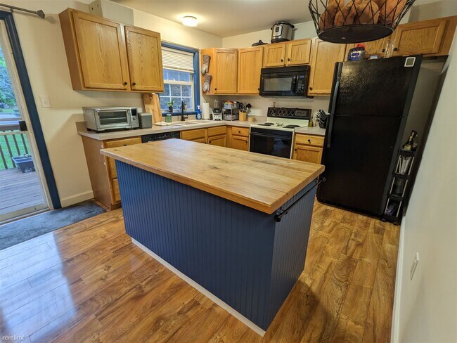 Building Photo - 3 br, 1.5 bath Townhome - 767 Knoll Drive