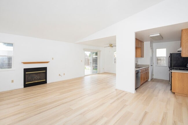 Building Photo - Lovely 3 Bedroom Home in Beautiful Los Alamos!