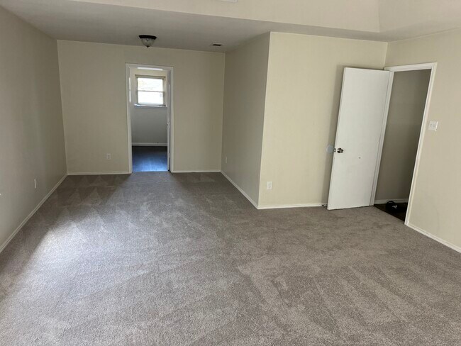 Building Photo - 2914 Thistlewood Dr