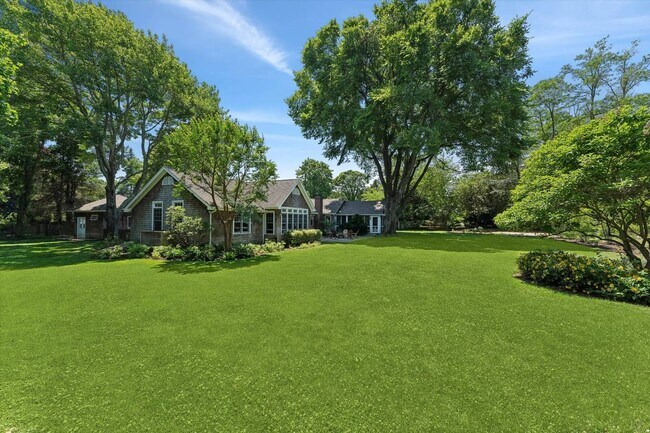 Building Photo - 695 Main St