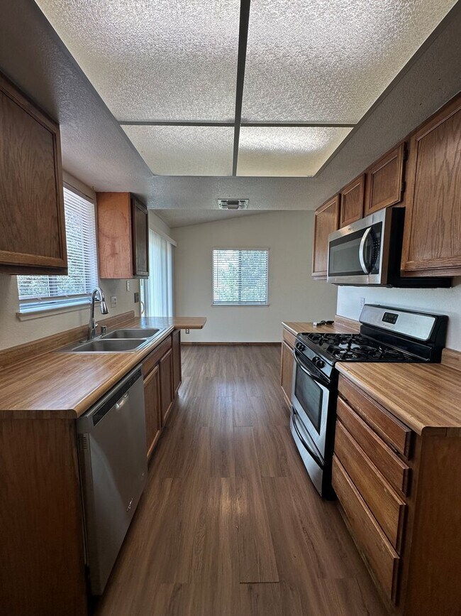 Building Photo - Upcoming vacancy!  Well maintained home on...