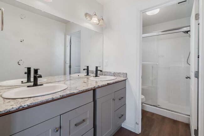 Building Photo - Newly Built 4/2.5 in Northwest Fresno Gate...