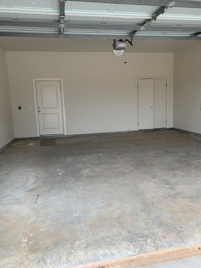 Building Photo - 3 bedroom, 2.5 bathroom, 2 car garage Gated Neighborhood