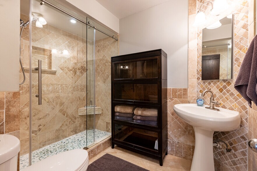 Main bath - 805 Regal Rd