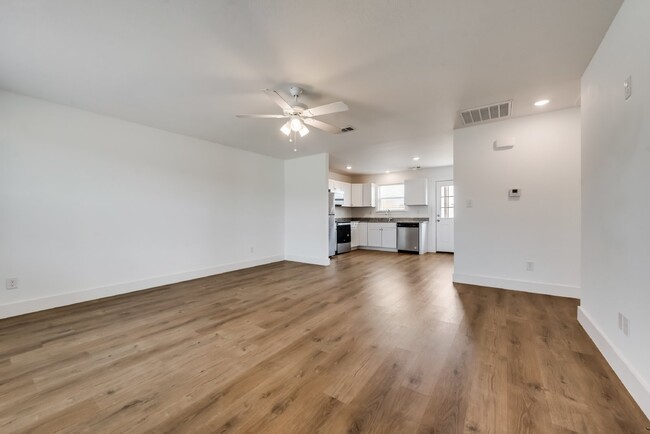 Building Photo - "Spacious 3-Bedroom Duplex with 2 Full Bat...