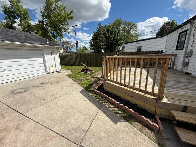 Large deck and fire pit for entertaining - 25200 leach st