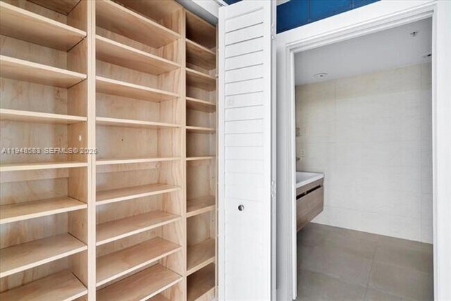 Building Photo - 601 NE 36th St