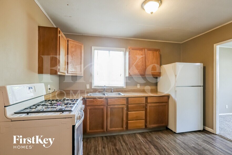 Building Photo - 3605 NE 54th St