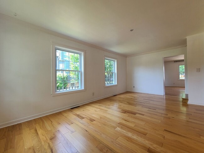 Building Photo - 3-bedroom, 2-bathroom home located in beau...