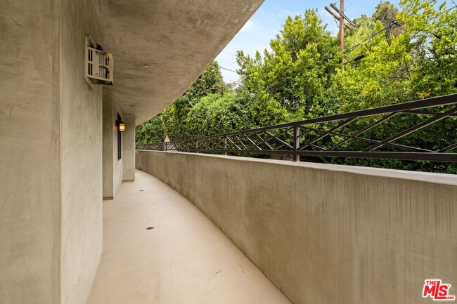 Building Photo - 1304 S Roxbury Dr