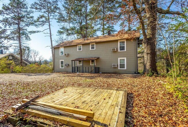 Building Photo - 311 Hedgewood Dr