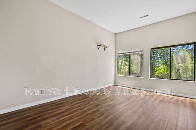 Building Photo - 9 Stallion Ct