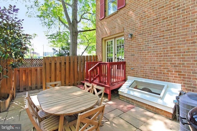 Building Photo - 1024 N Monroe St