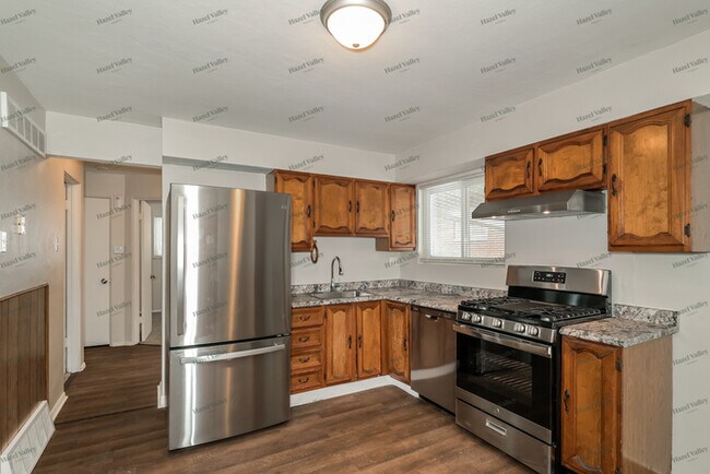 Building Photo - 1223 Lakeview Ave