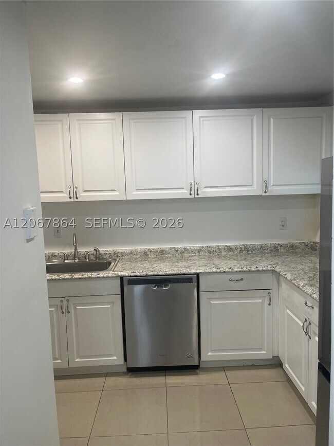 Building Photo - 10000 NW 80th Ct