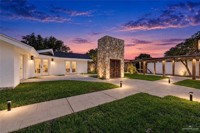Building Photo - 12303 Lakeview Dr