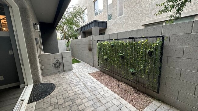 Building Photo - 3/2.5 Condo in Gated Complex