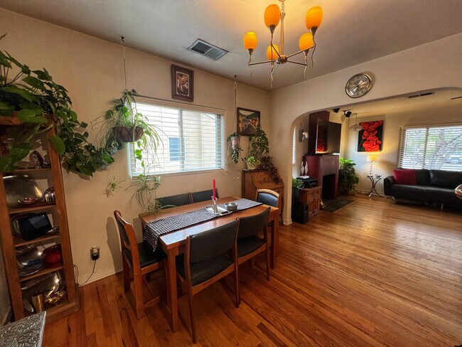 Building Photo - 310 Aliso Dr SE