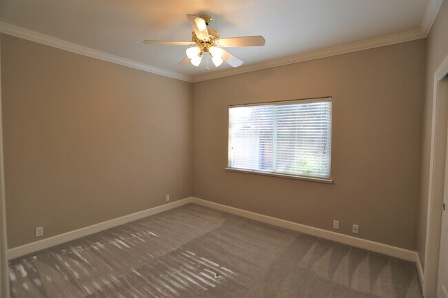 Building Photo - 320 Hartley Dr