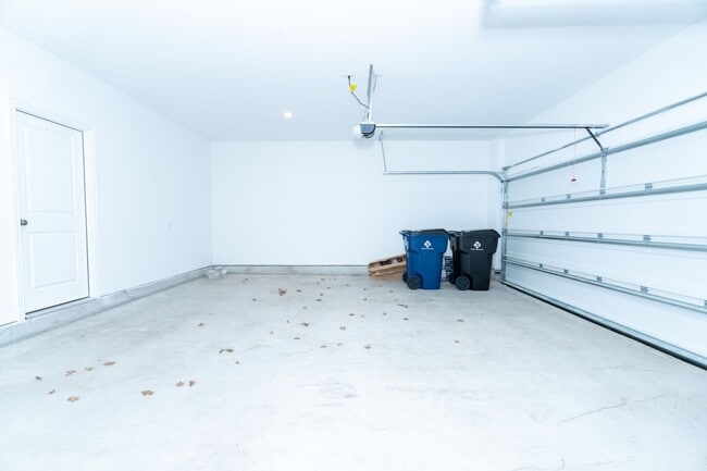 Building Photo - 9508 Espalier St