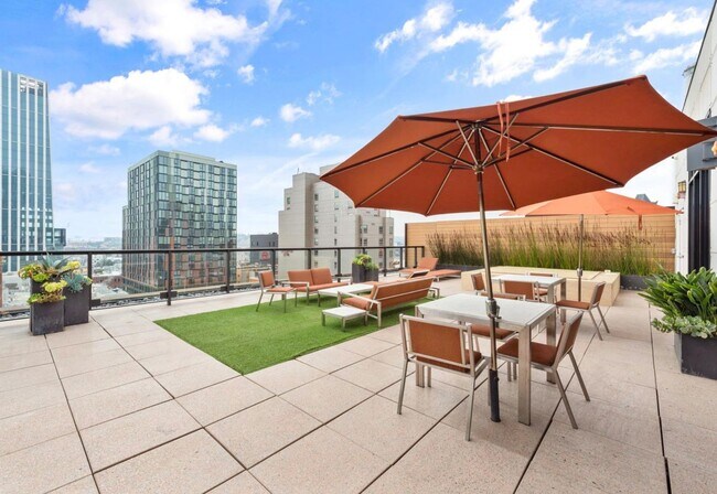Building Photo - 1BR/1BA PENTHOUSE! Enormous Private Roof D...