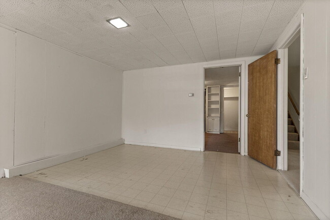 Building Photo - 340 Crown Point