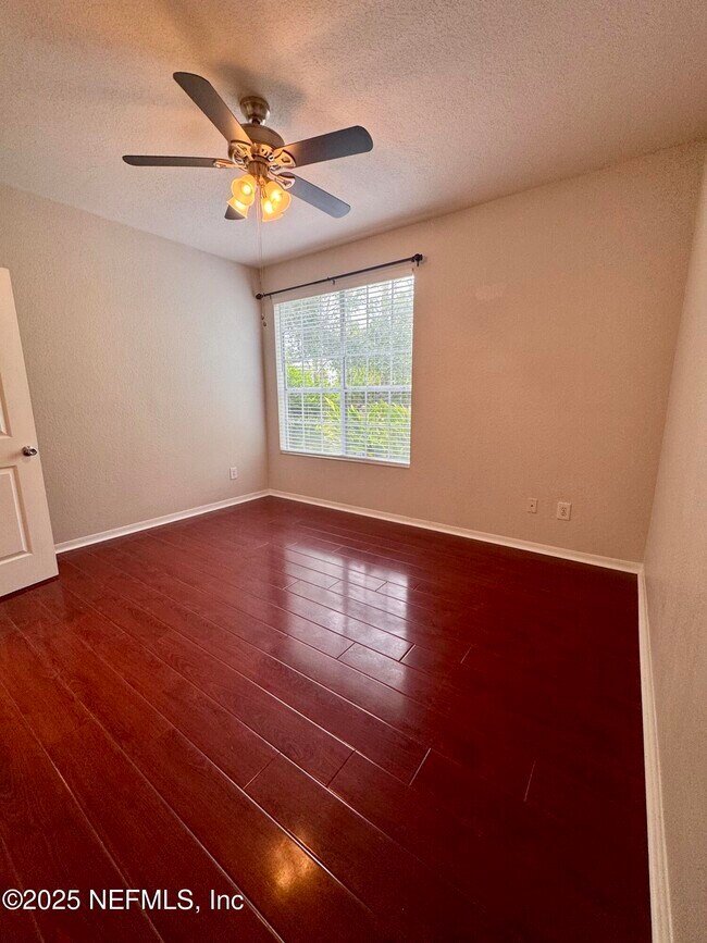 Building Photo - 13700 Richmond Park Dr N