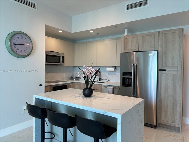 Building Photo - 950 Brickell Bay Dr