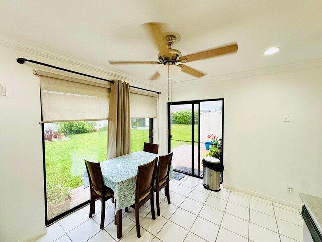 Building Photo - 5077 Forsythia St
