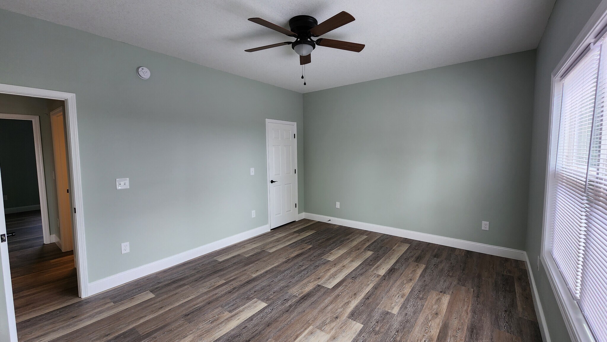 Building Photo - 829 River Cliff Dr